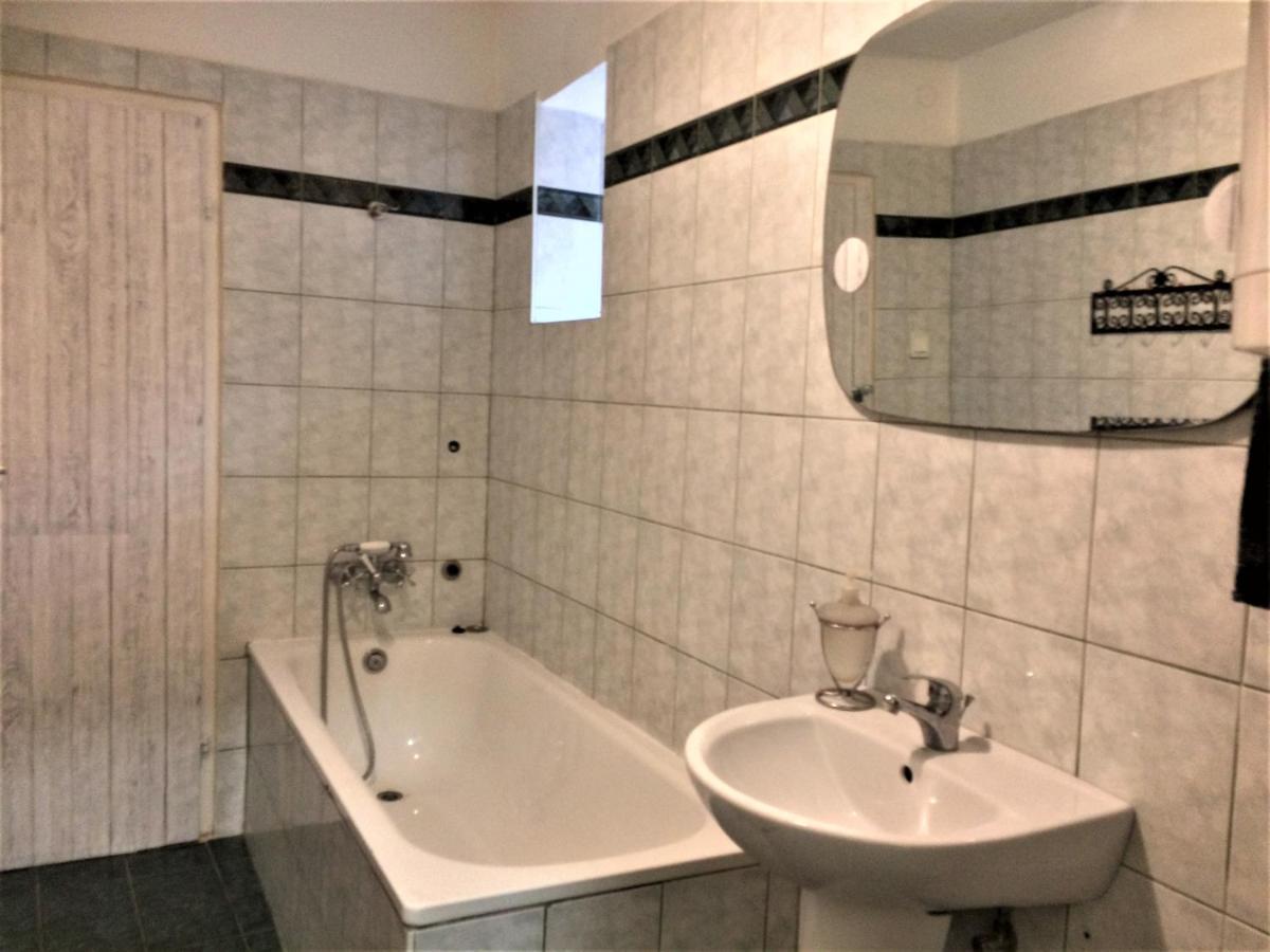 Eszterhazy Guesthouse Vac Ngoại thất bức ảnh