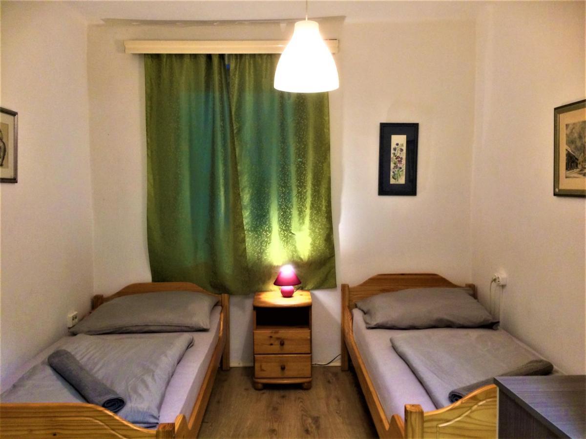 Eszterhazy Guesthouse Vac Ngoại thất bức ảnh