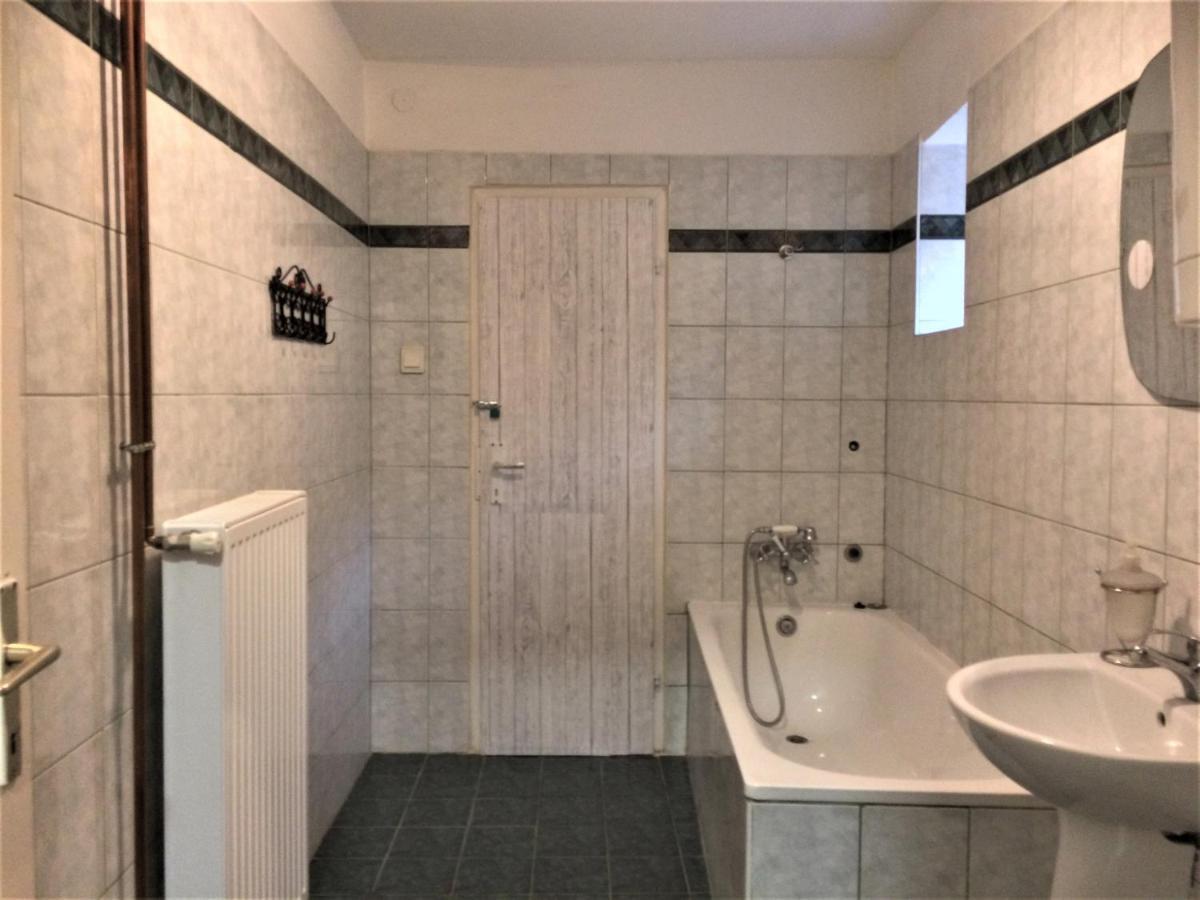 Eszterhazy Guesthouse Vac Ngoại thất bức ảnh